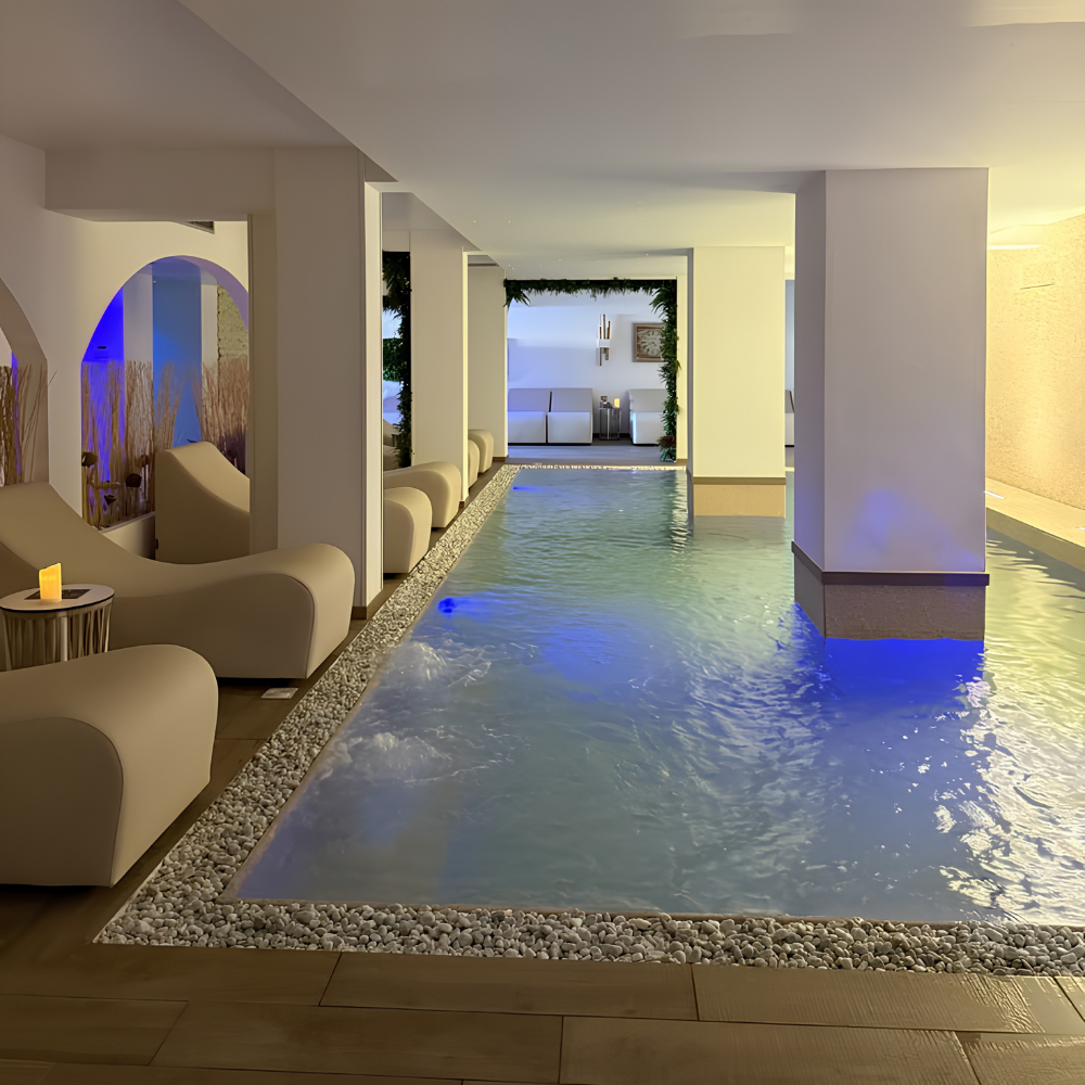 Thiết kế bể bơi nước mặn trong nhà phong cách resort với hệ thống sục massage và nước dịu nhẹ cho da.