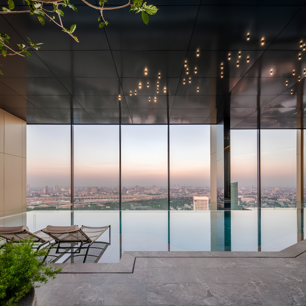 Mẫu bể bơi vô cực trong nhà sang trọng có view hoàng hôn và thiết kế trần đèn led hiện đại.